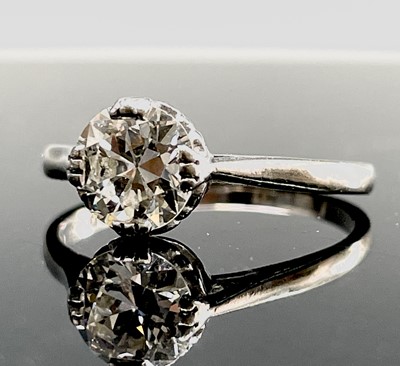Lot 215 - A good diamond solitaire set with an...