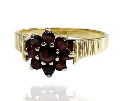 Lot 217 - An 18ct red stone cluster ring 5.4gm Size U