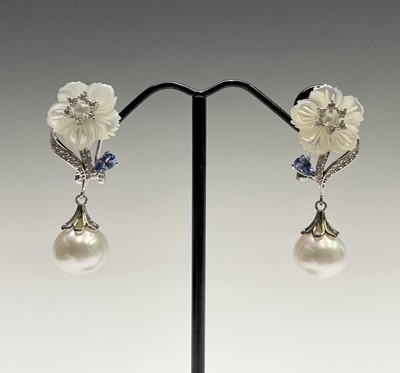 Lot 236 - A pair of white mother of pearl and South Sea...