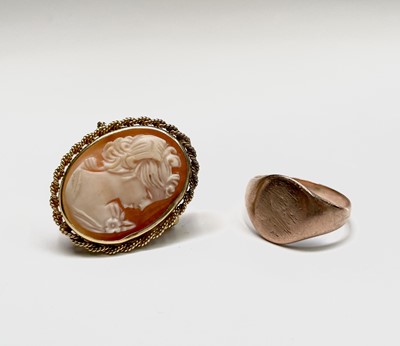 Lot 362 - A gold signet ring 5gm size S, and a...