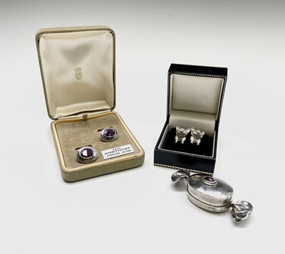 Lot 367 - A silver "Toffee" pillbox the lid set with an...