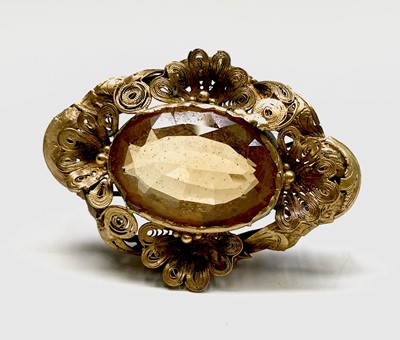 Lot 370 - A Victorian gold filigree brooch set an oval...