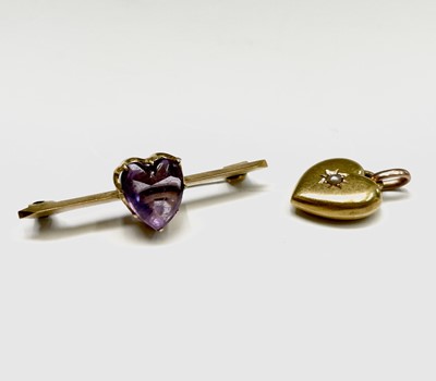 Lot 372 - A 15ct gold small heart pendant set a pearl 19....