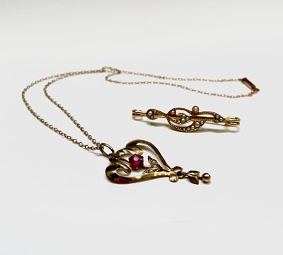 Lot 373 - A 9ct Art Nouveau pendant and chain 2.1gm and...