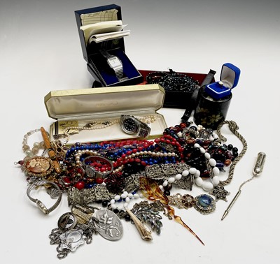Lot 304 - Costume jewellery etc.