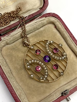 Lot 489 - A 9ct gold Belle Epoch disc grille pendant set...