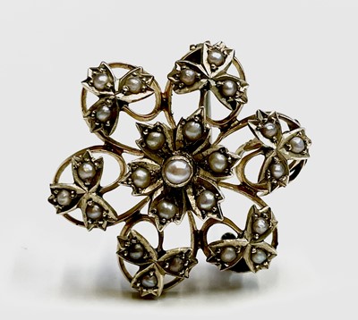 Lot 376 - A 9ct Edwardian pearl set pendant/brooch...