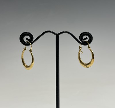 Lot 383 - A 9ct gold 42cm chain 5.7gm and two pairs of...