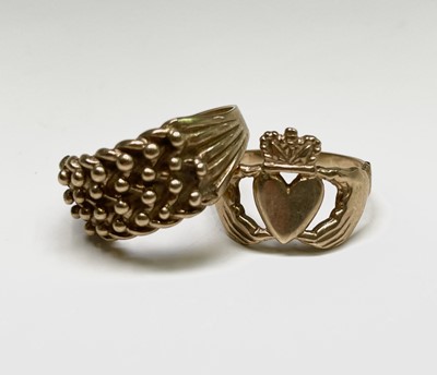 Lot 408 - A 9ct rope twist ring Size V and a 9ct...