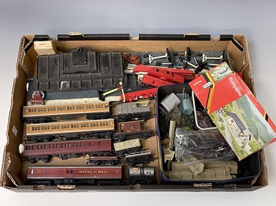 Lot 530 - Model Railways 00 Gauge. A large box...