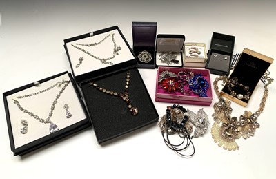 Lot 441 - A paste brooch in Swarovski bag and other...