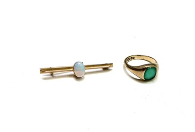 Lot 446 - A 9ct gold and chrysoprase signet ring...