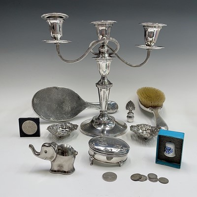 Lot 42 - A selection of silver items, to include a pair...