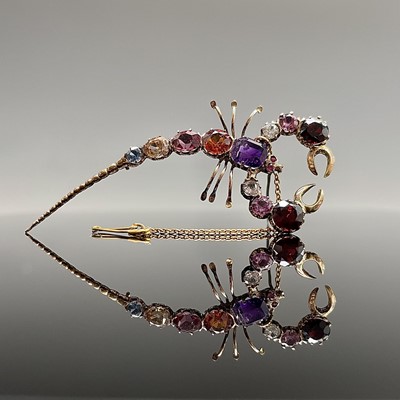 A gold scorpion stone set brooch 71mm 6gm