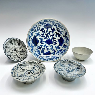 Lot 76 - A Chinese blue and white porcelain dish,...