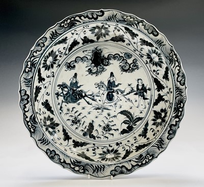 Lot 92 - A Chinese blue and white dish, late 20th...
