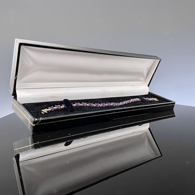 Lot 158 - A 9ct gold amethyst line bracelet 5.6gm 18.5cm