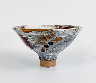 Lot 282 - Robin WELCH (1936-2019) A shino glazed footed...