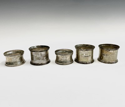 Lot 43 - A pair of silver napkin rings (case...