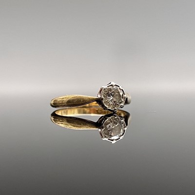 Lot 220 - An 18ct ring set a diamond of 0.5ct clarity...
