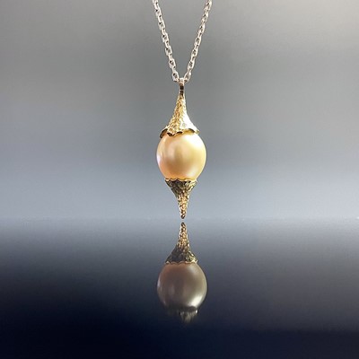 Lot 648 - An attractive modern high purity planished...