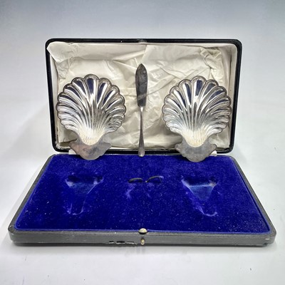 Lot 4 - A George V cased pair of scallop shell butter...