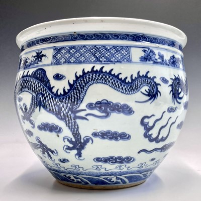 Lot 43 - A Chinese blue and white porcelain jardiniere,...