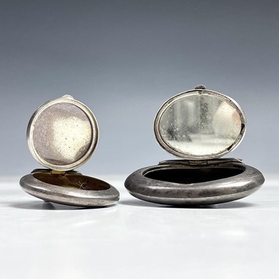 Lot 69 - A George V silver oval compact fob with...