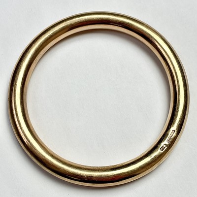Lot 723 - A 9ct hallmarked gold hollow tubular bangle,...