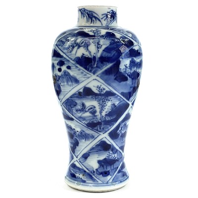 Lot 34 - A Chinese blue and white porcelain baluster...