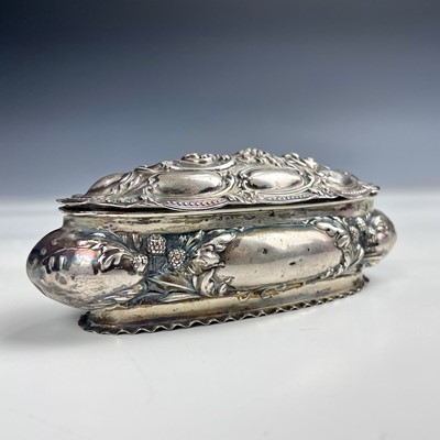 Lot 79 - An Edwardian silver hinge lidded trinket box,...