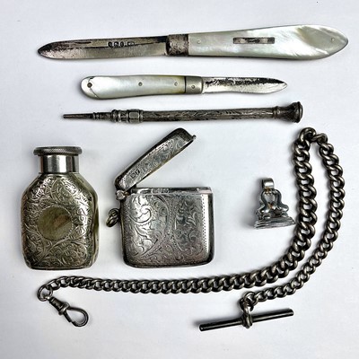Lot 208 - Gentlemen's accessories including a silver...