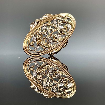 Lot 635 - An attractive 9ct bi-colour gold dress ring of...
