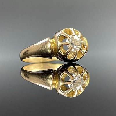 Lot 740 - An 18ct hallmarked gold solitaire diamond set...