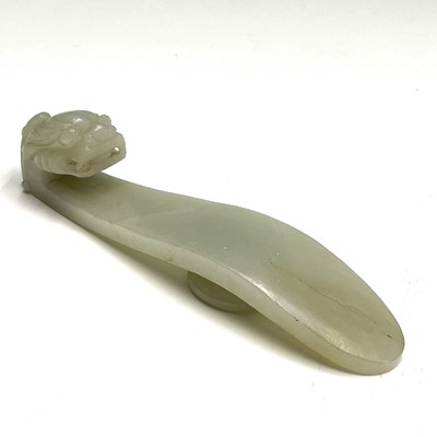Lot 46 - A Chinese jade belt hook, late Qing/Republic...