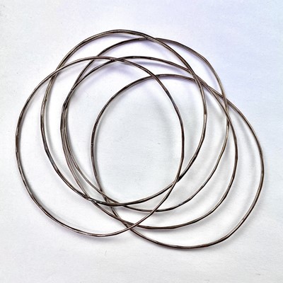 Lot 602 - Five modern 9ct hallmarked gold thin bangles...