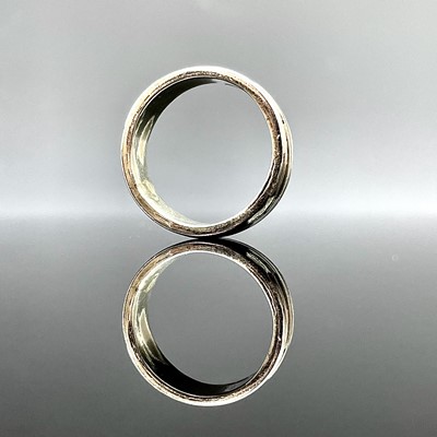 Lot 721 - A 9ct bi-colour gold band ring, size O/P,...