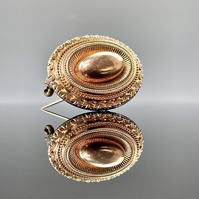 Lot 731 - A Victorian 9ct gold (tested) oval brooch with...