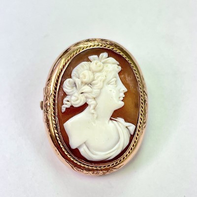 Lot 626 - A 9ct gold mounted oval shell cameo brooch,...