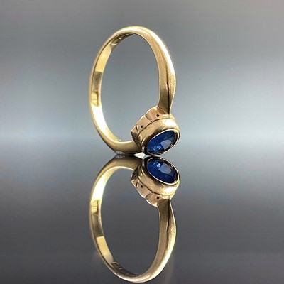 Lot 745 - A George V 18ct hallmarked gold sapphire set...