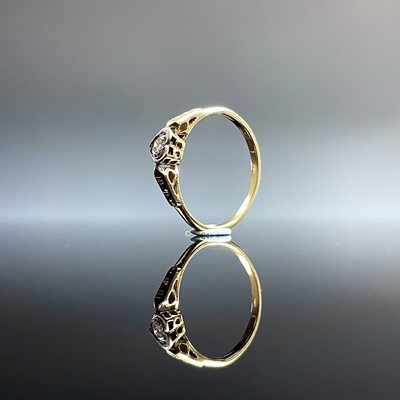 Lot 759 - An 18ct gold and platinum diamond set...