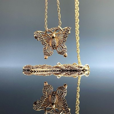 Lot 637 - A 9ct hallmarked gold butterfly brooch set...