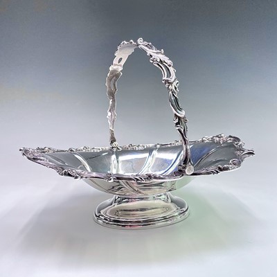 Lot 127 - An Edwardian silver swing handled pedestal...