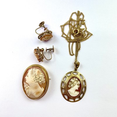 Lot 775 - A 9ct gold mounted shell cameo pendant...