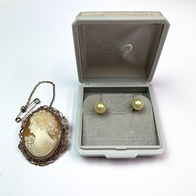 Lot 787 - A filligree silver gilt cameo brooch, 40mm x...