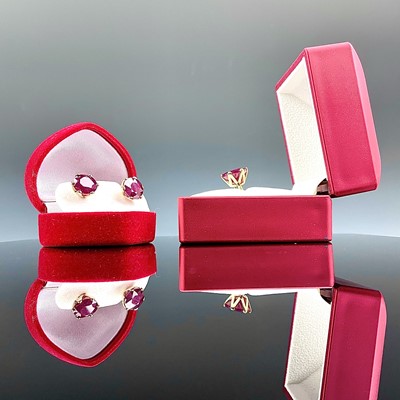 Lot 656 - An impressive 9ct gold large African ruby ring,...