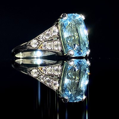 Lot 653 - A platinum aquamarine diamond ring, the...