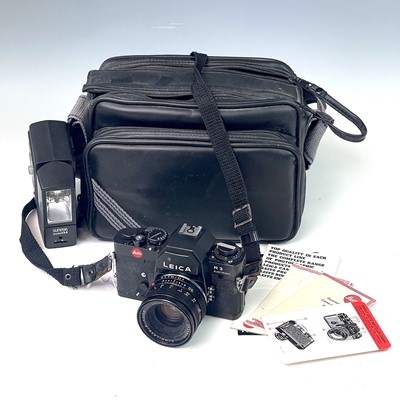 Lot 135 - A Leica R3 electronic SLR camera, serial...