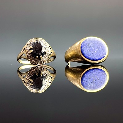 Lot 43 - A gold lapis lazuli signet ring (shank cut)...