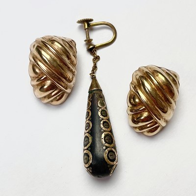 Lot 522 - A pair of 9ct gold clip earrings, 4.9g,...